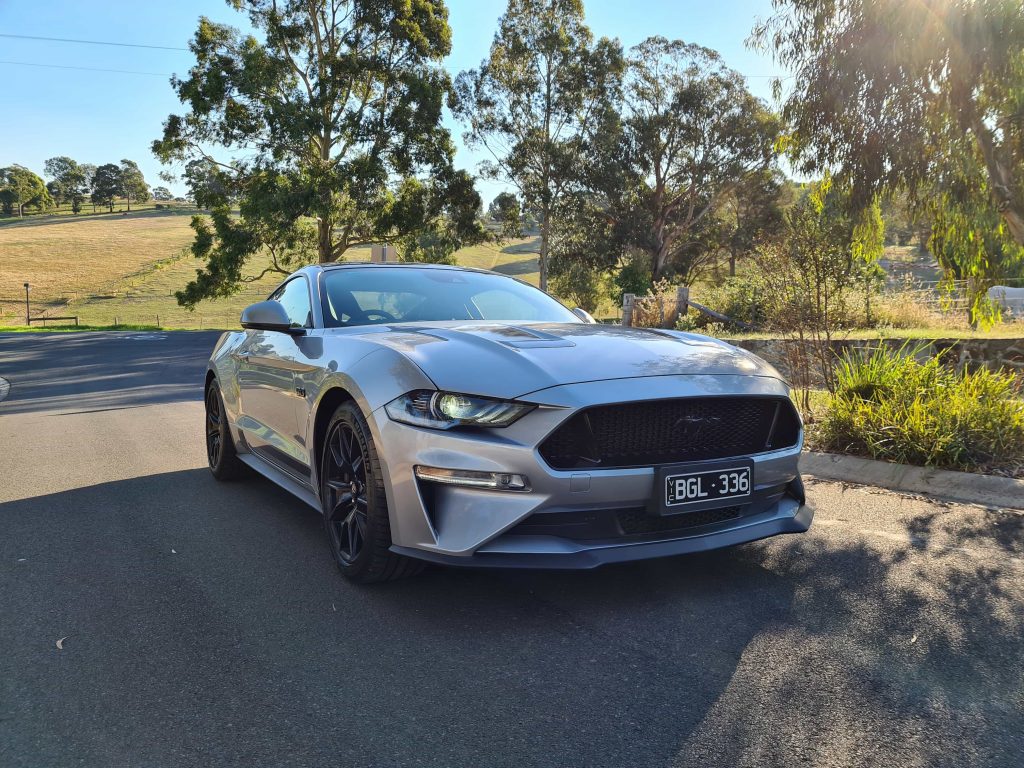 Silver Ford Mustang V8