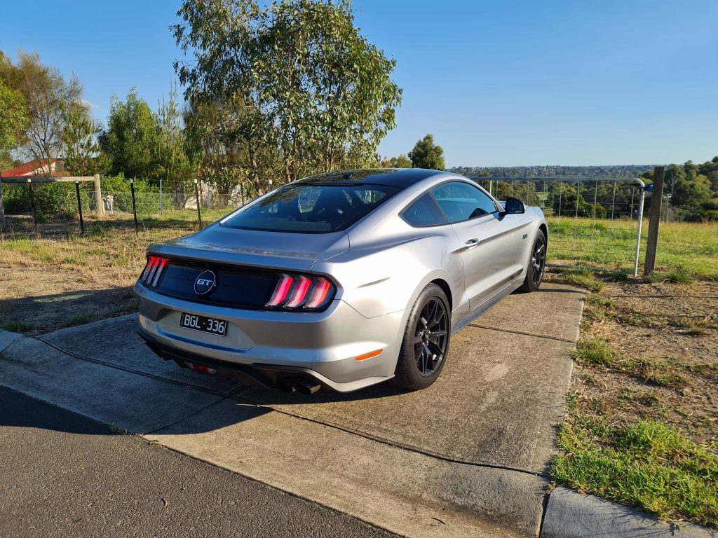 Silver Ford Mustang V8