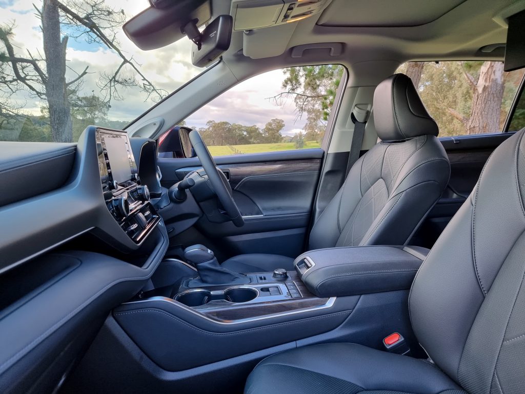 2022  Toyota Kluger V6 interior