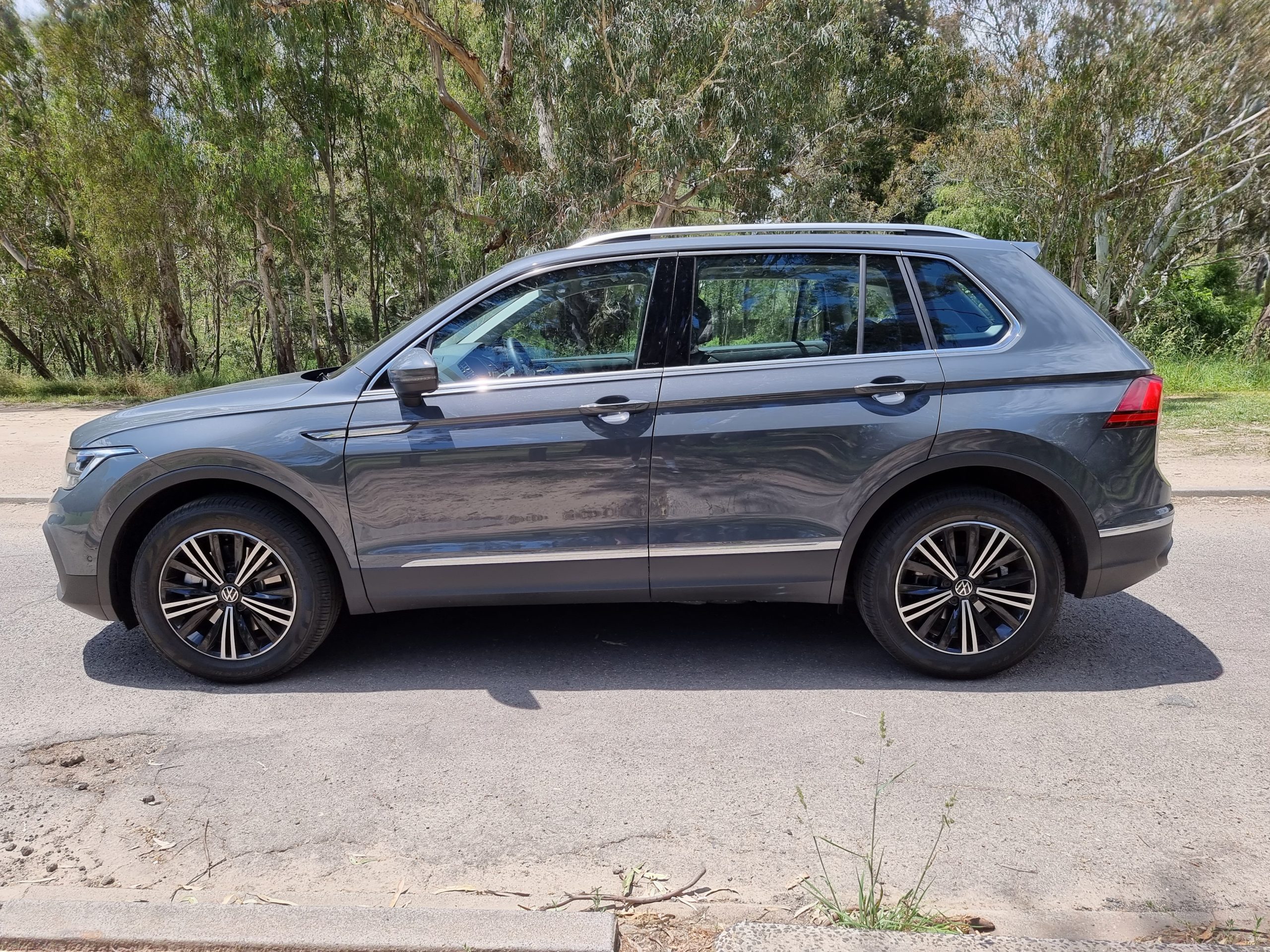 2022 Volkswagen Tiguan side