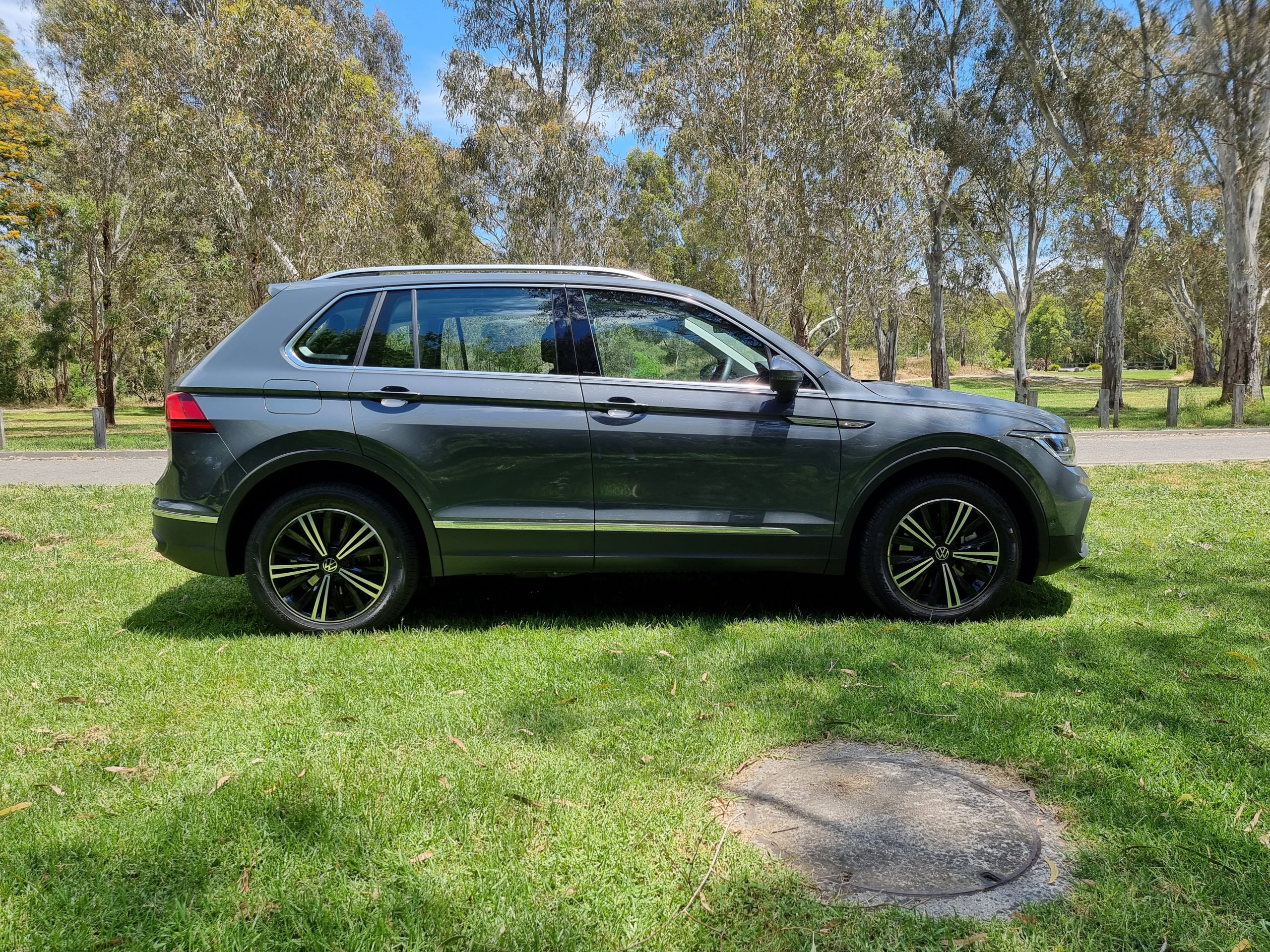 2022 Volkswagen Tiguan side