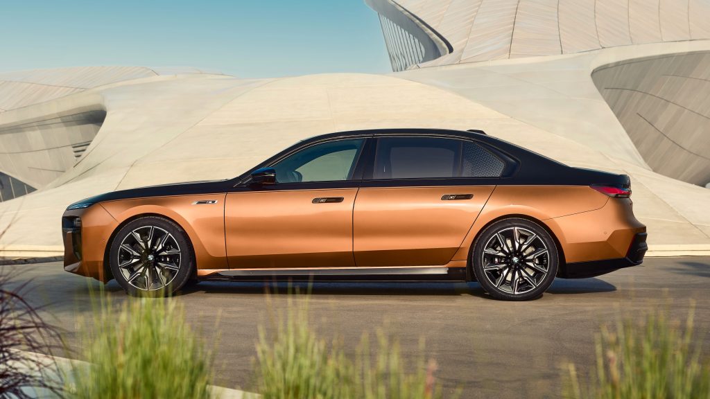 2024 BMW i7 M70 Flagship Limo Revealed | DiscoverAuto