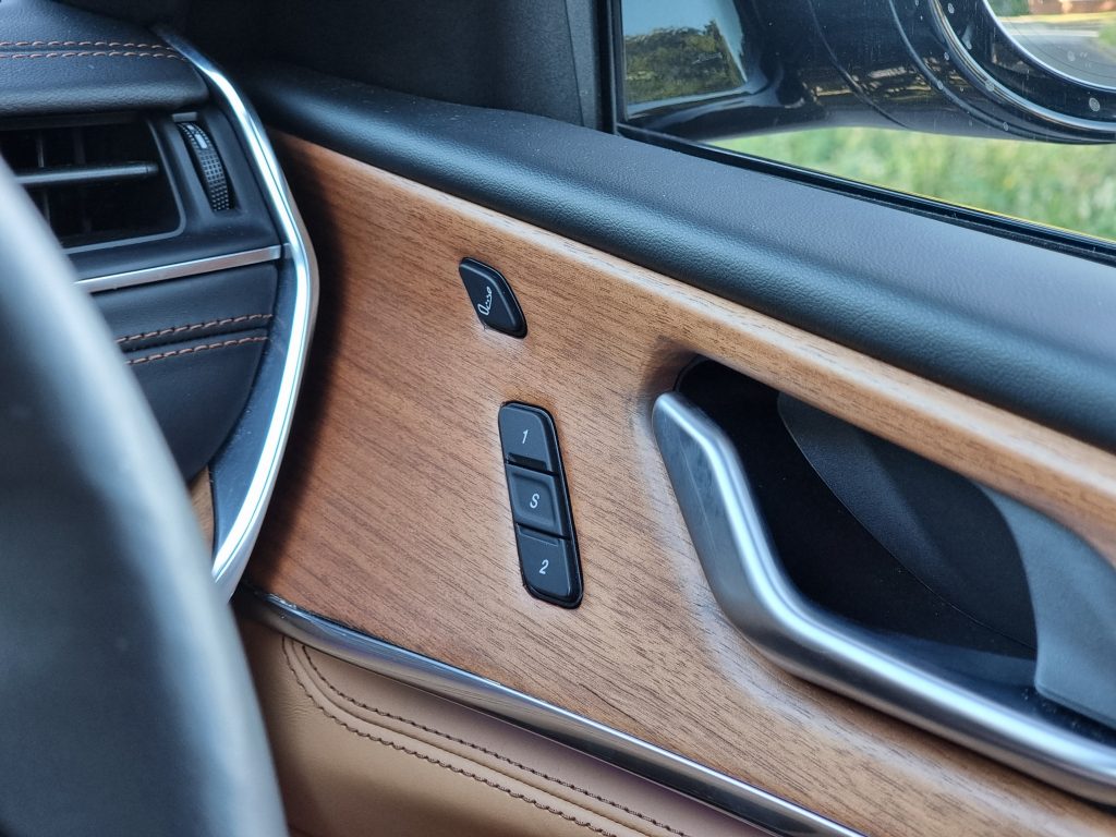 2023 Jeep Grand Cherokee Summit Reserve interior