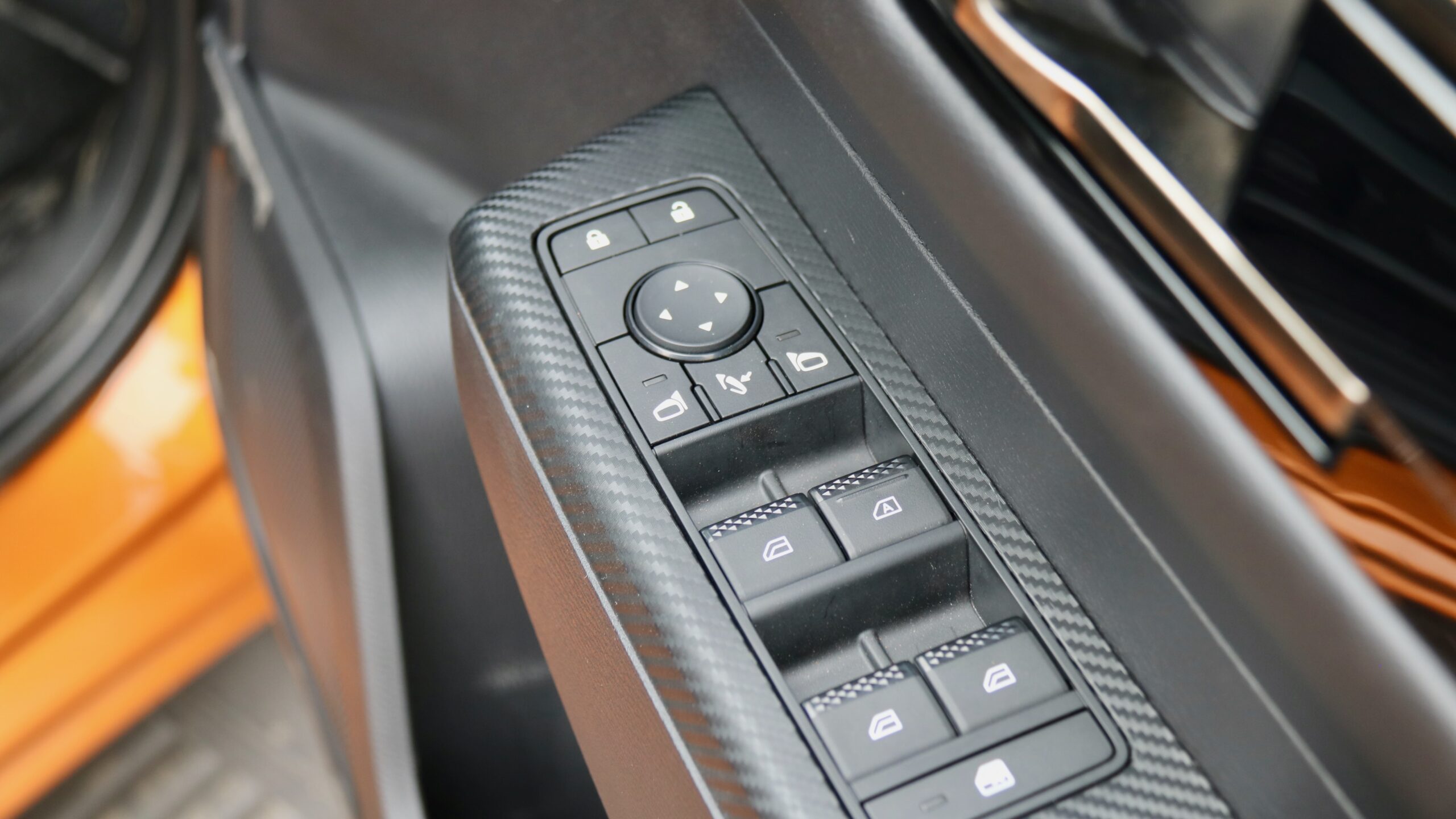 2024 Mitsubishi Triton door control