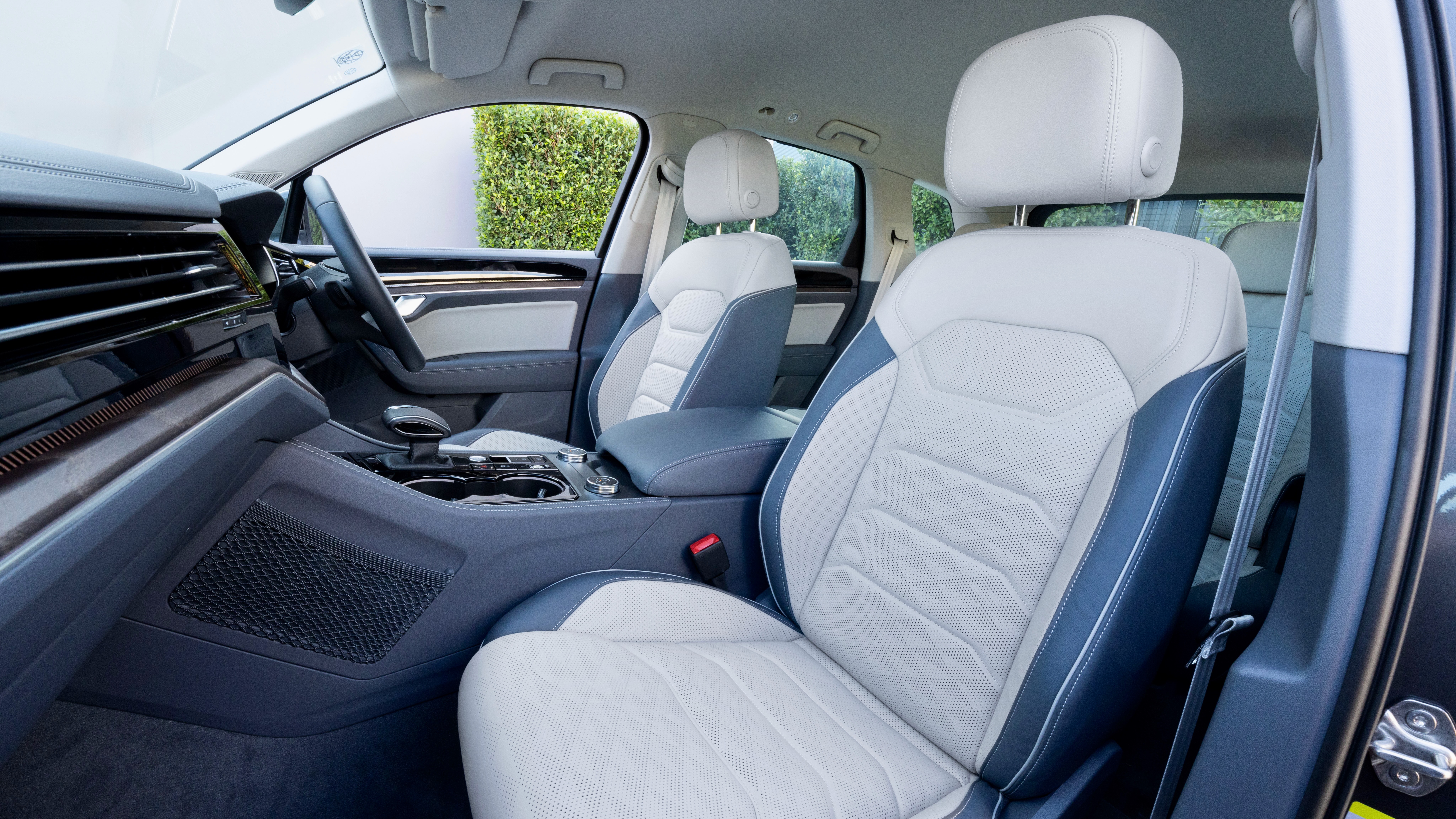 2024 Volkswagen Touareg front seats